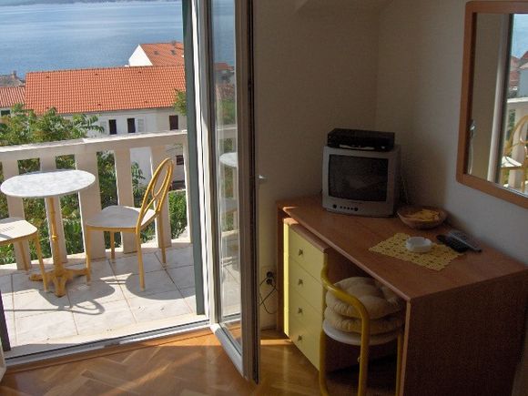 Wohnung Žuta soba s balkonom in Bol 3